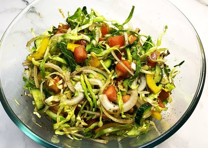 Салат с фасолью и вкусными овощами в маринаде