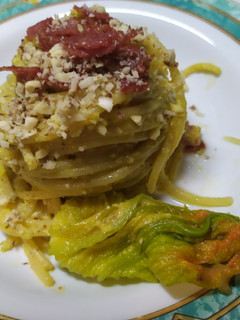 Foto di Spaghetti con pesto di fiori di zucchina con speck croccante