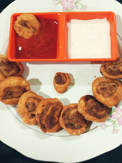मिक्स वेज पिनव्हील समोसे (Mix veg pin wheel samose recipe in hindi) रेसिपी मुख्य फोटो