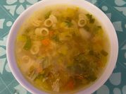 Una foto de como hacer sopa de coditos en caldo