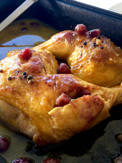 Una foto de Pollo al horno con salsa de arándanos y canela 🍇🍗