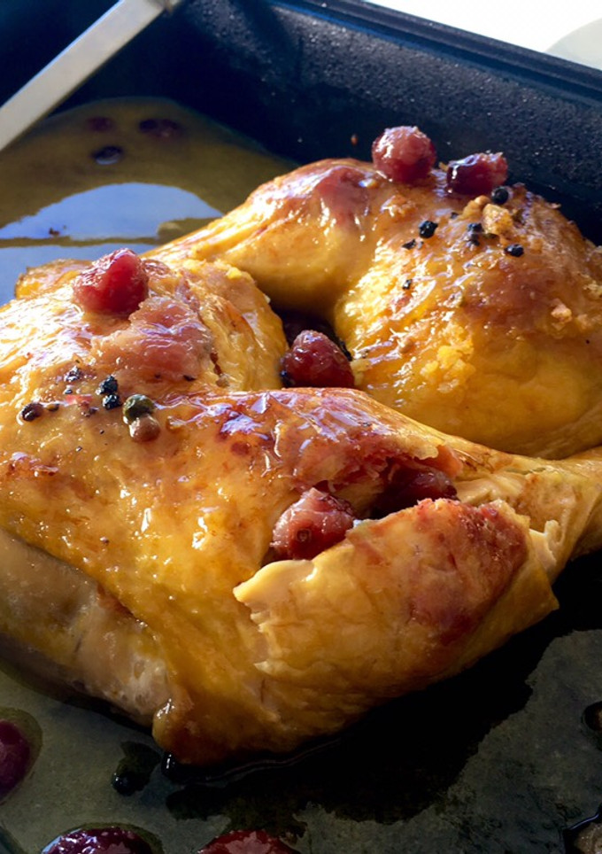 Una foto de Pollo al horno con salsa de arándanos y canela 🍇🍗