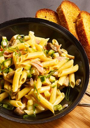 Una foto de Pasta penne con zucchini, jamón y queso