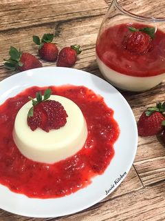 Foto resep Panna Cotta with Strawberry Puree 🍓