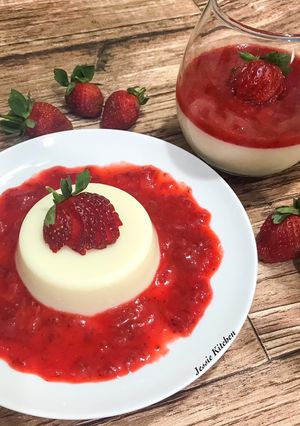 Foto resep Panna Cotta with Strawberry Puree 🍓