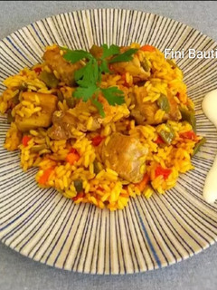 Una foto de Arroz con pollo costillar y bajocas(judías)