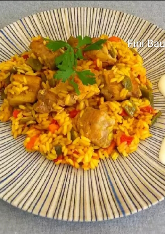 Una foto de Arroz con pollo costillar y bajocas(judías)