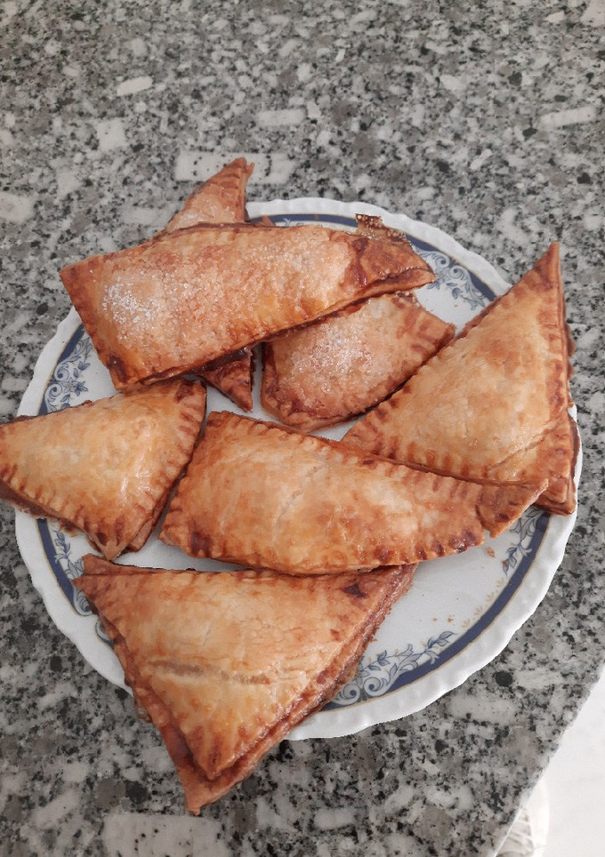 Una foto de Hojaldre relleno de manzana 🍎 cocida