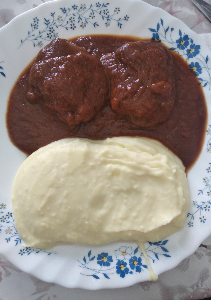 Una foto de Carrilladas de cerdo con puré