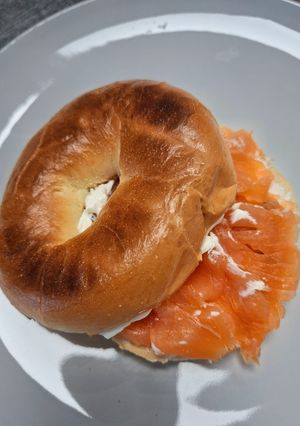 Foto principal de Bagel con salmón ahumado y queso
