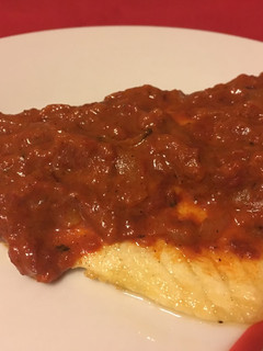 Una foto de Dorada en salsa de piquillo