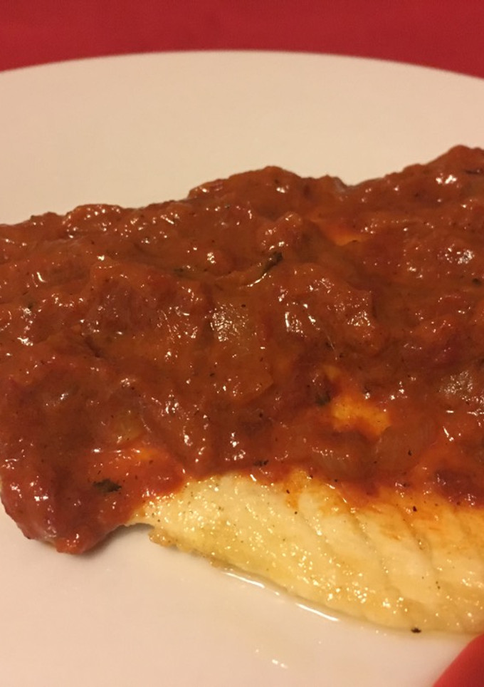 Una foto de Dorada en salsa de piquillo