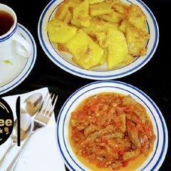 Golden yam with meat sauce and black tea A picture of Golden yam with meat sauce and black tea.