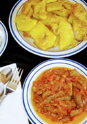 A picture of Golden yam with meat sauce and black tea.