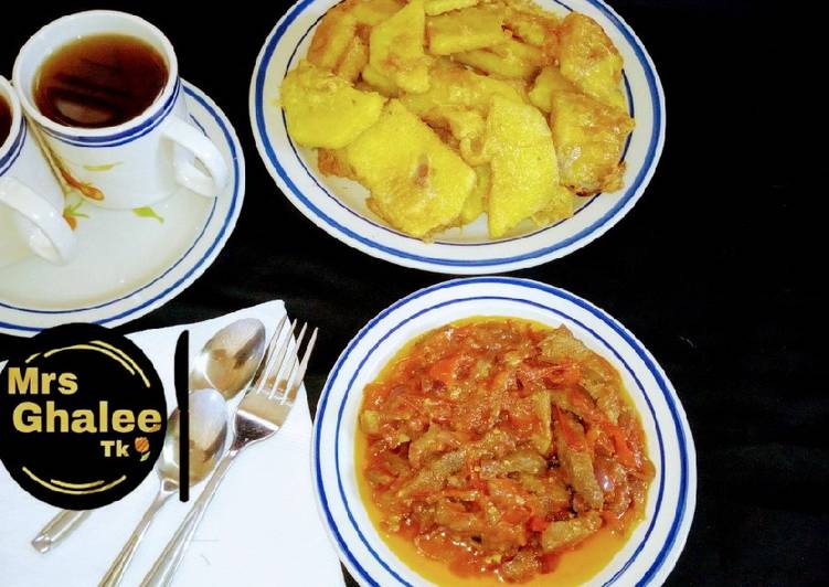 Golden yam with meat sauce and black tea