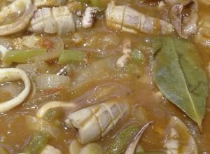 Una foto de Cazuela de calamares