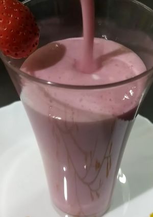 સ્ટ્રોબેરી શેક (Strawberry Shake Recipe In Gujarati) રેસીપી મુખ્ય ફોટો