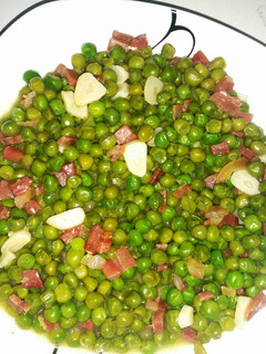 Una foto de Guisantes con jamón