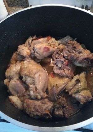 Una foto de Pollo a la cacerola con finas hierbas