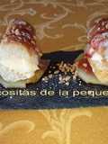 Pastelitos de fartons con crema de queso sobre cama de peras 