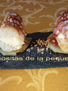 Una foto de Pastelitos de fartons con crema de queso sobre cama de peras