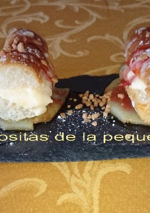 Una foto de Pastelitos de fartons con crema de queso sobre cama de peras 