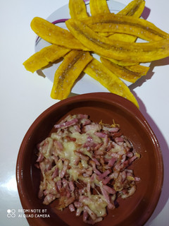 Una foto de Tostones con bacon y queso