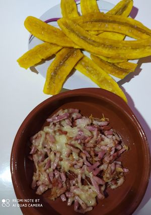 Una foto de Tostones con bacon y queso