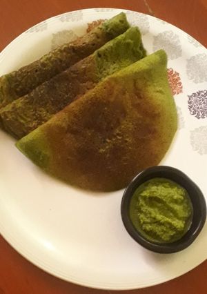 A picture of Green moong dal chilla.