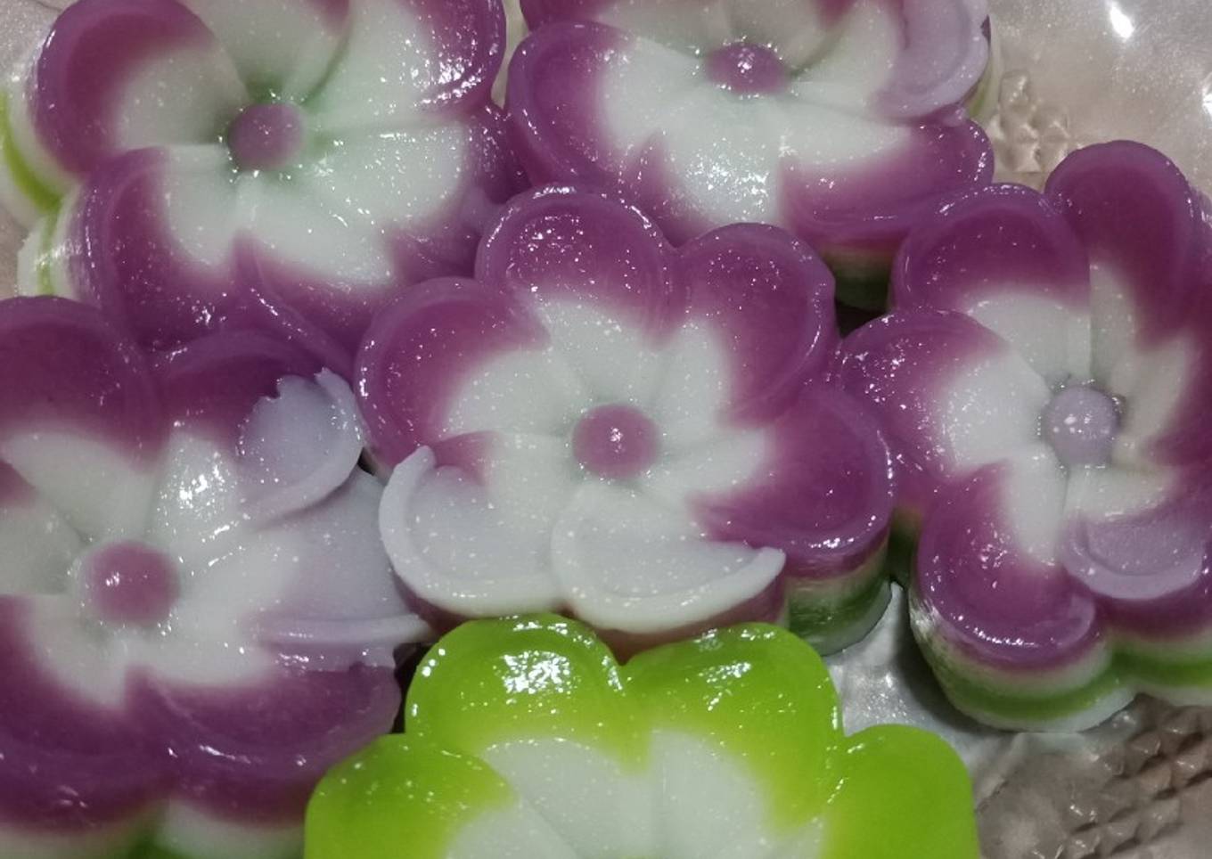 Kue lapis bunga tepung tapioka