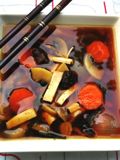 Una foto de Sopa de miso con ciruela Umeboshi y tofu ahumado