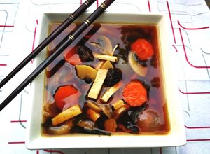 Una foto de Sopa de miso con ciruela Umeboshi y tofu ahumado