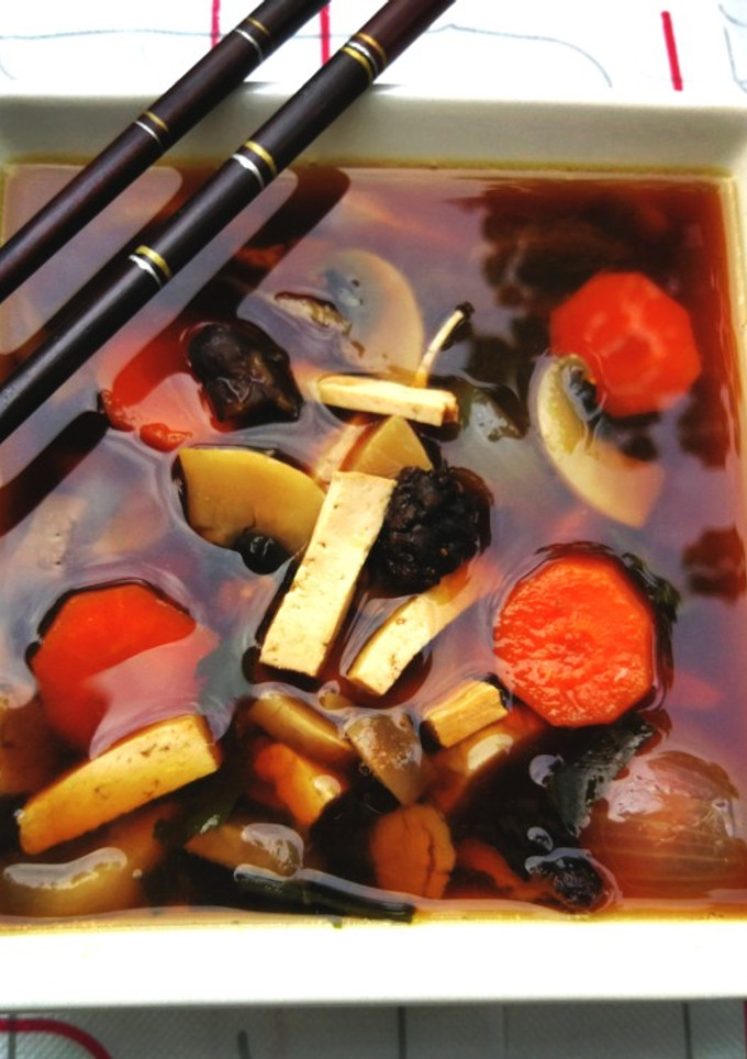 Una foto de Sopa de miso con ciruela Umeboshi y tofu ahumado