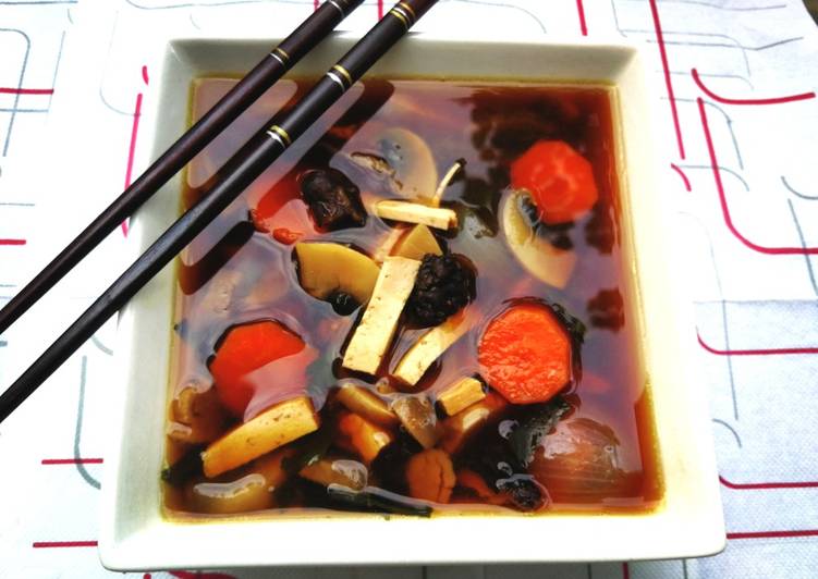 Sopa de miso con ciruela Umeboshi y tofu ahumado