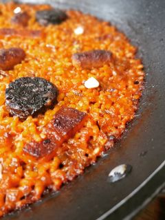 Una foto de Arroz con panceta, salchichas y butifarra negra