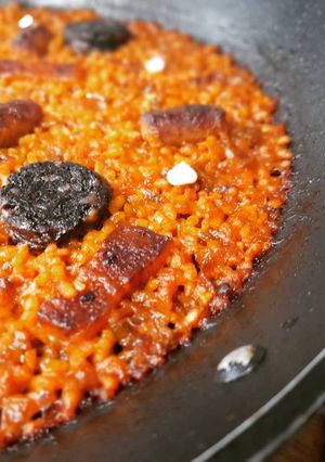 Una foto de Arroz con panceta, salchichas y butifarra negra