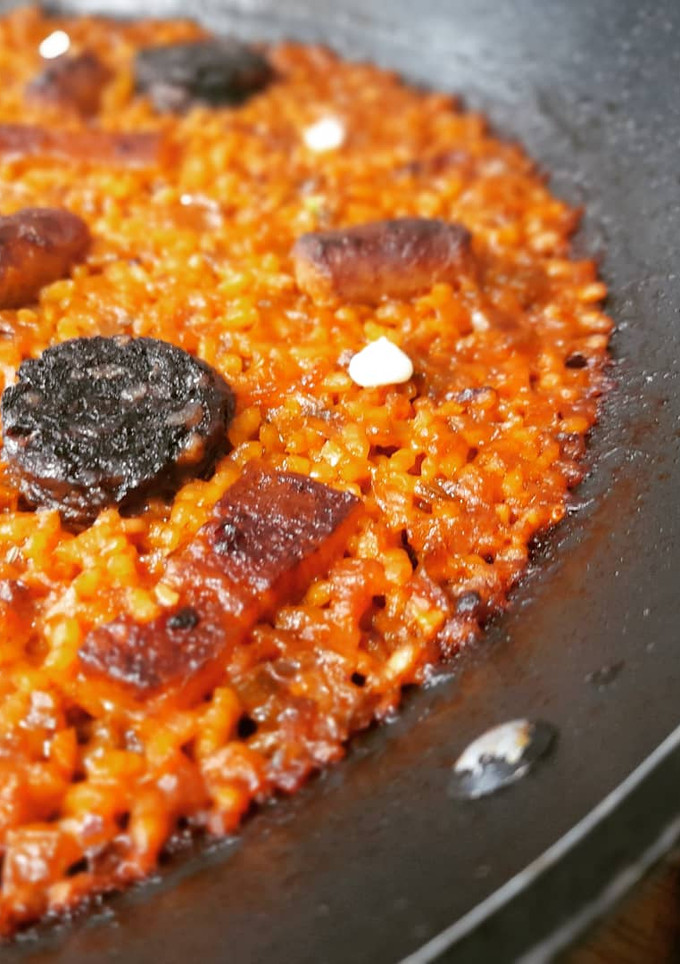 Una foto de Arroz con panceta, salchichas y butifarra negra