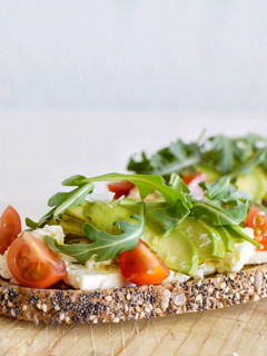 Una foto de Brusquetas con Queso Feta, Aguacate y Tomate | @DarixLAB