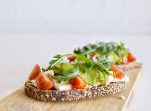 Foto principal de Brusquetas con Queso Feta, Aguacate y Tomate | @DarixLAB