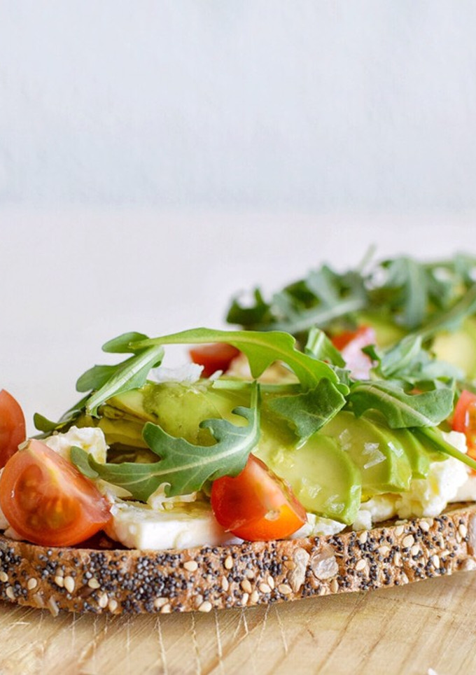 Una foto de Brusquetas con Queso Feta, Aguacate y Tomate | @DarixLAB