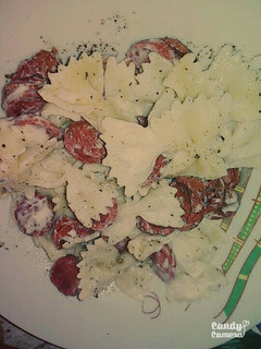 Una foto de Ensalada de lazos y salchichas