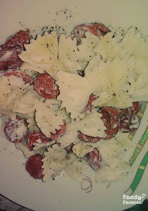 Una foto de Ensalada de lazos y salchichas
