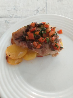 Una foto de Pescado con tomate y aceitunas