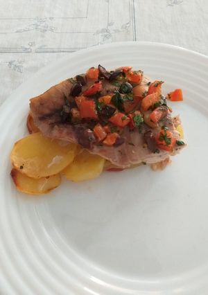 Una foto de Pescado con tomate y aceitunas
