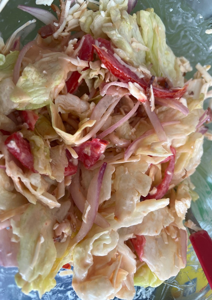 Una foto de Ensalada B. L.T