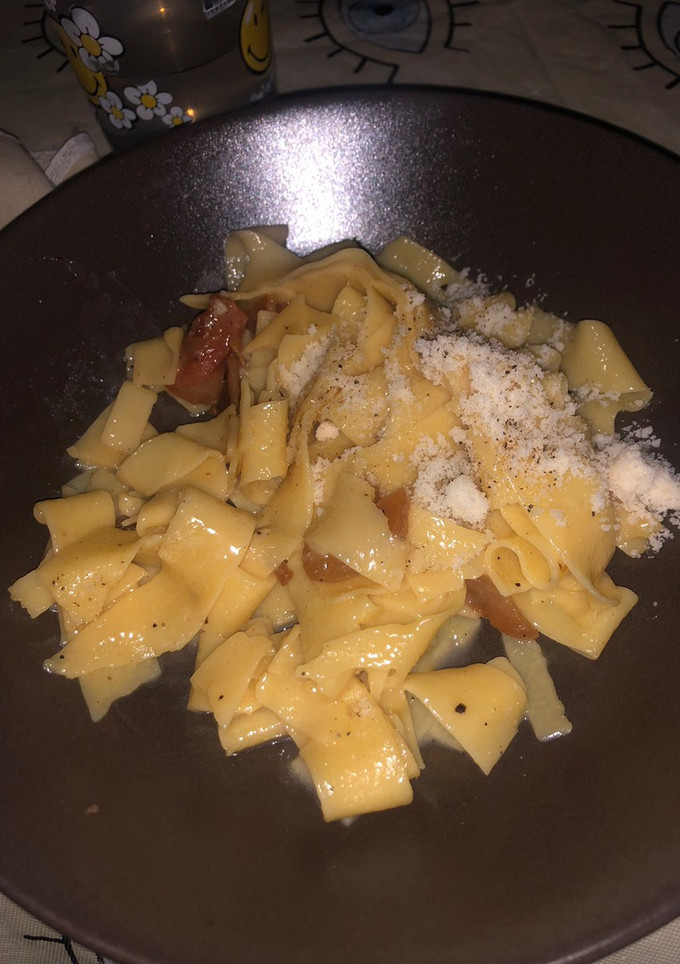 Una foto de Tagliatelle con carbonara original