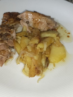 Una foto de Cabrito al horno con patatas panadera