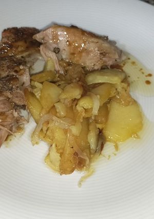 Una foto de Cabrito al horno con patatas panadera