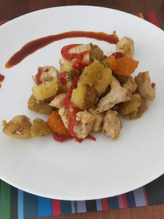 Una foto de Pollo salteado con verduras
