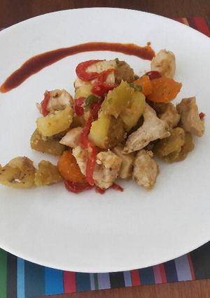 Una foto de Pollo salteado con verduras